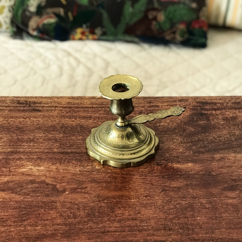 Bougeoir ancien en laiton avec prise décor ciselé - Hello Broc