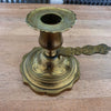 Bougeoir ancien en laiton avec prise décor ciselé - Hello Broc