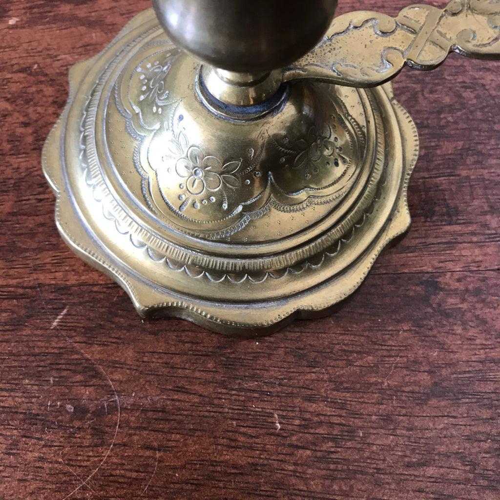Bougeoir ancien en laiton avec prise décor ciselé - Hello Broc