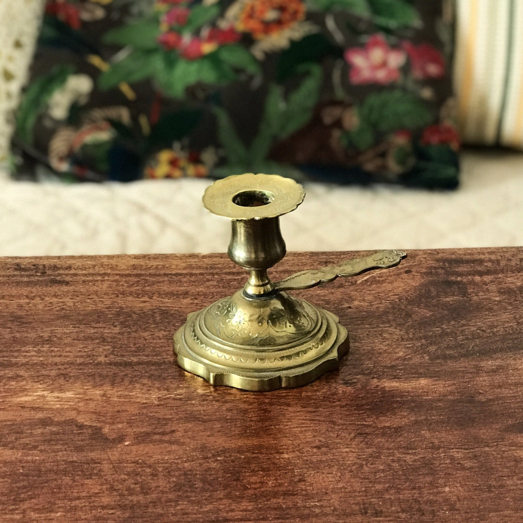 Bougeoir ancien en laiton avec prise décor ciselé - Hello Broc