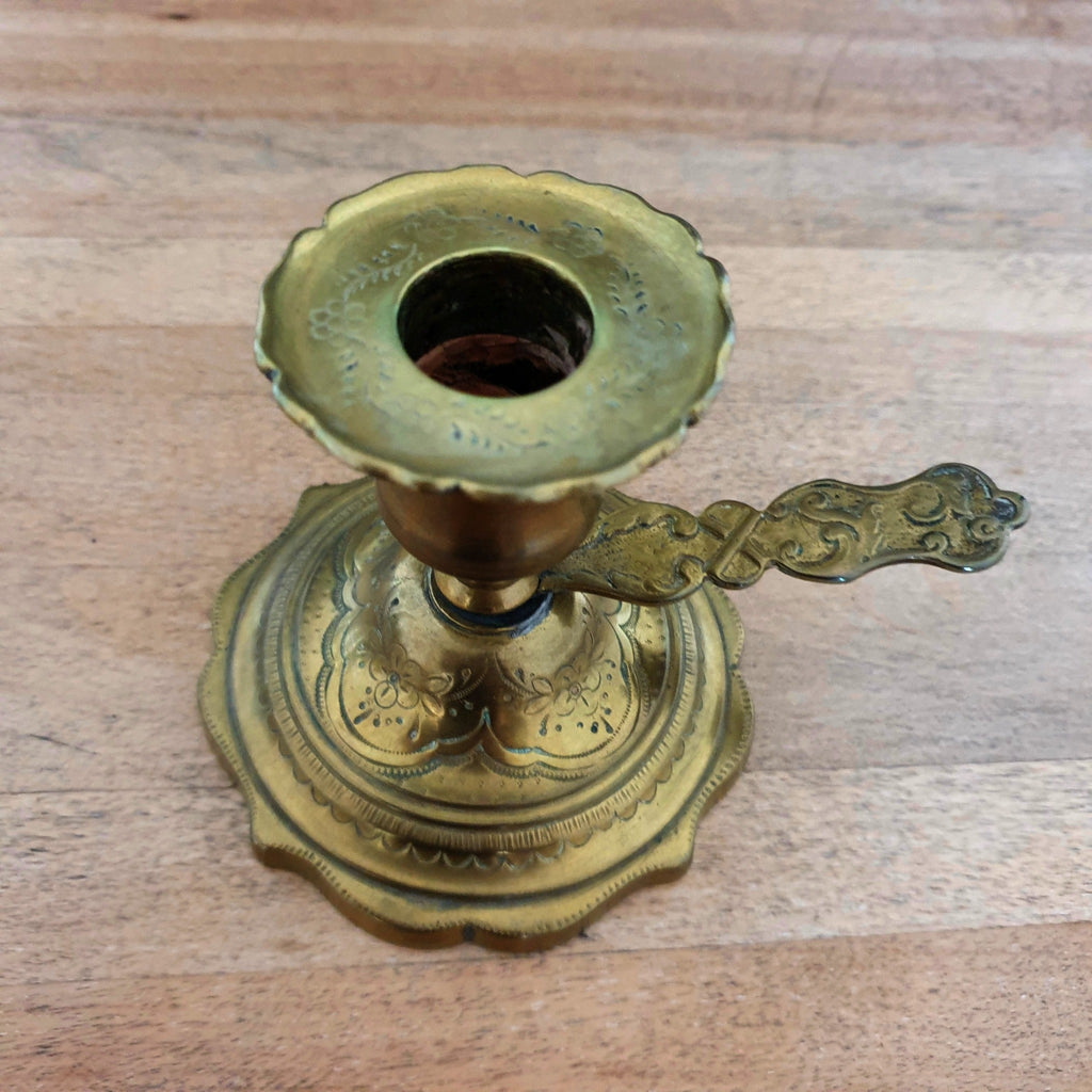 Bougeoir ancien en laiton avec prise décor ciselé - Hello Broc