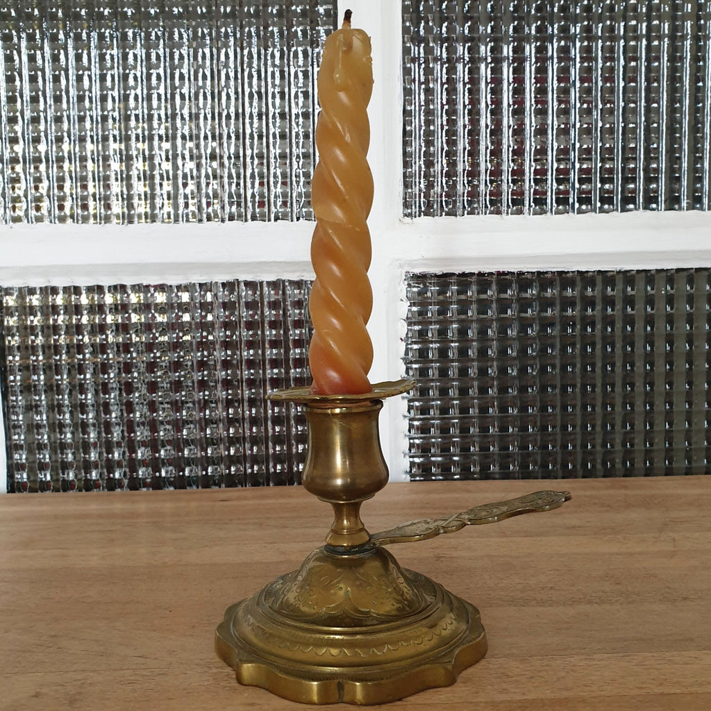 Bougeoir ancien en laiton avec prise décor ciselé par Hello Broc brocante en ligne
