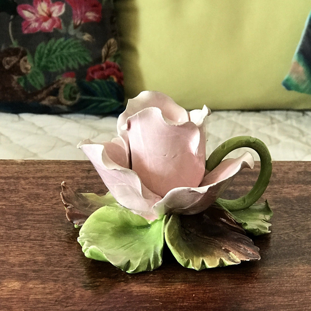 Bougeoir de table en porcelaine fine d'Italie Capodimonte représentant une rose - Hello Broc