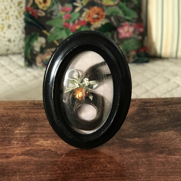 Petit cadre ovale Napoléon III avec mèche de cheveux 24 cm x 17 cm par Hello Broc brocante en ligne