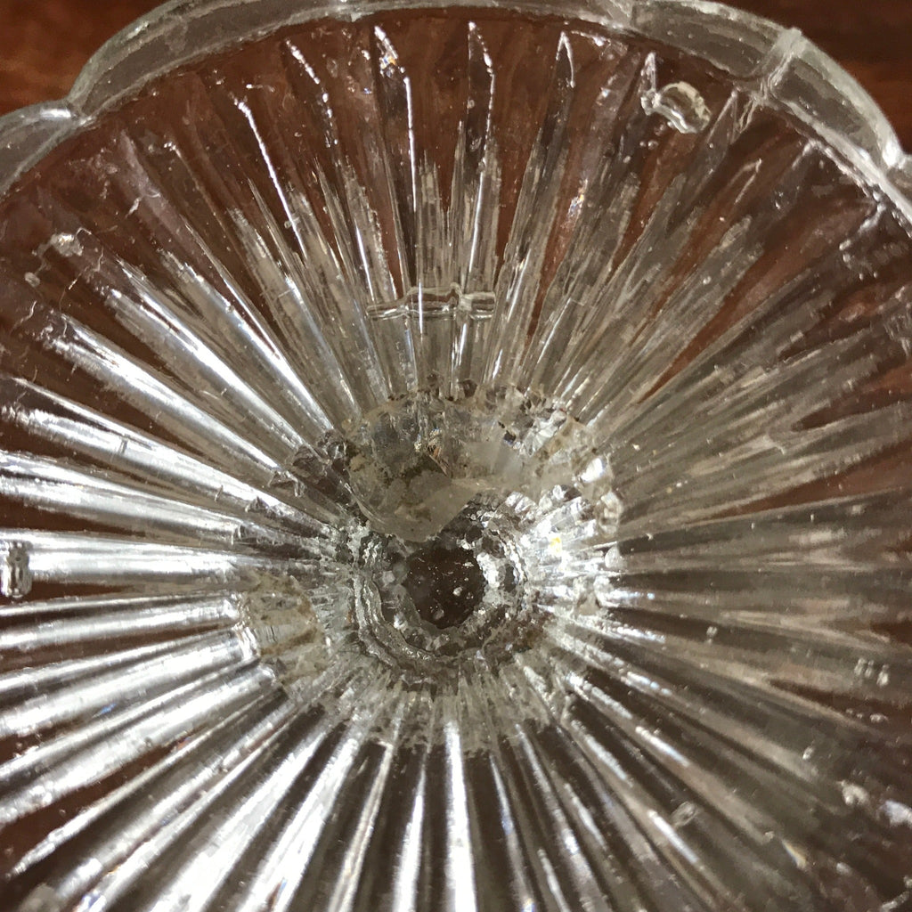 Coupelle à motifs fleuris sur pied en verre moulé - Hello Broc