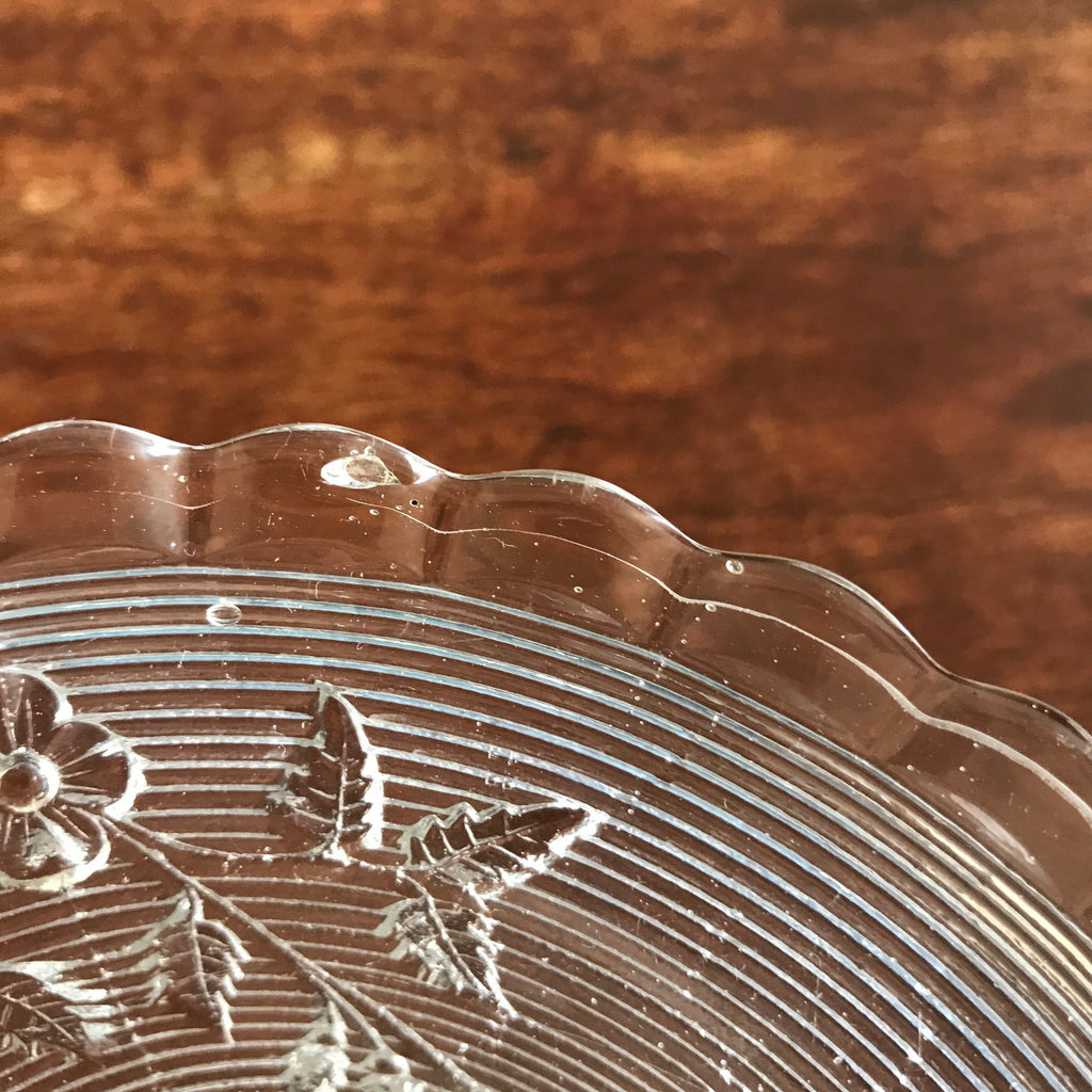 Coupelle à motifs fleuris sur pied en verre moulé - Hello Broc