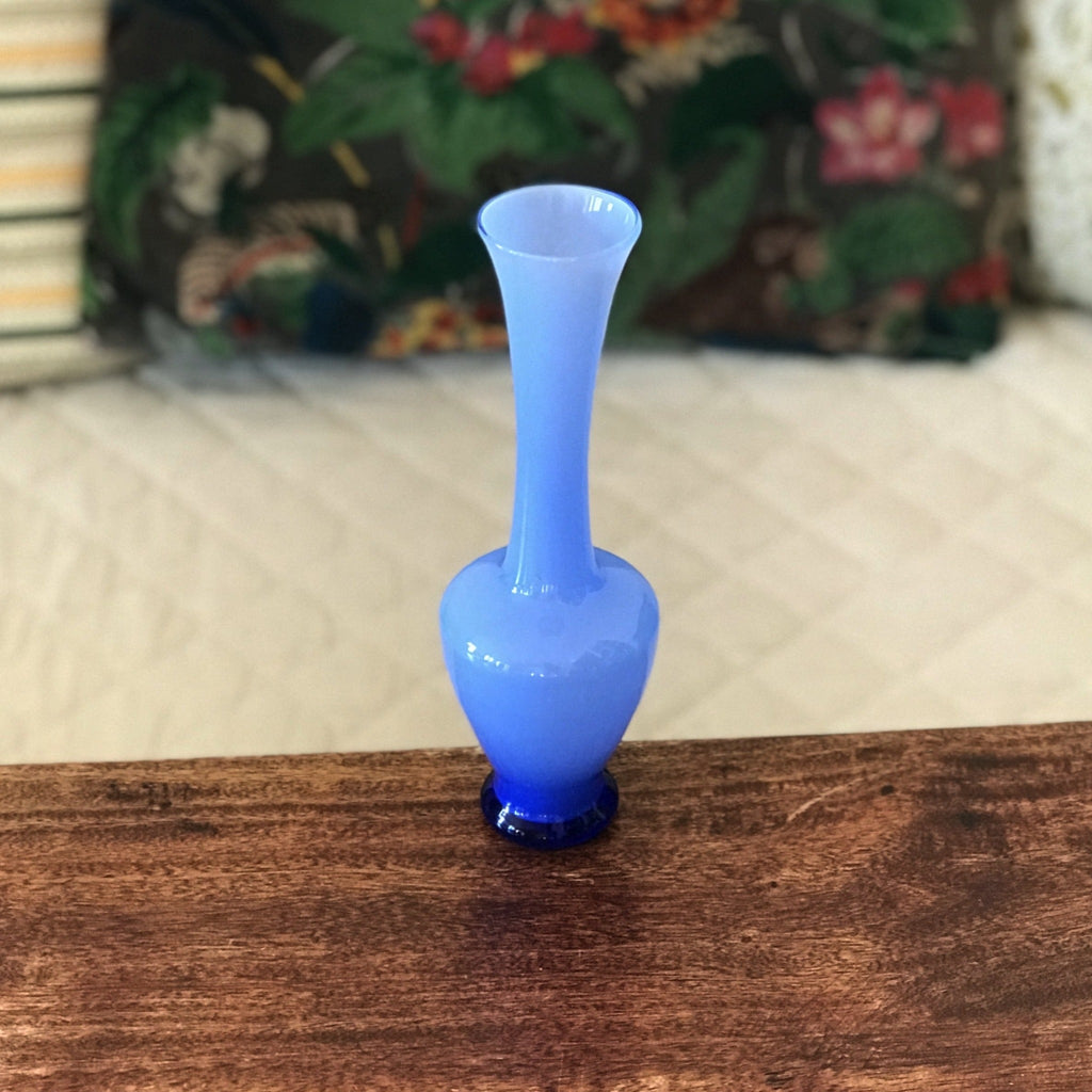 Petit vase 19ème en opaline bleu, – Salle des Ventes La Découverte Petit vase 19ème en opaline bleu, – Salle des Ventes La Découverte
