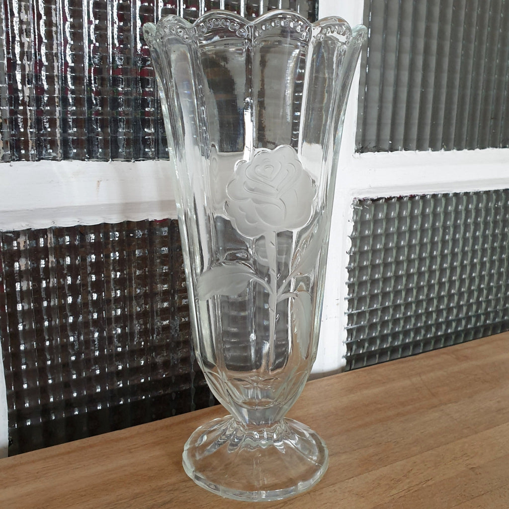 Grand vase sur pied décor de rose en verre brouillé par Hello Broc brocante en ligne