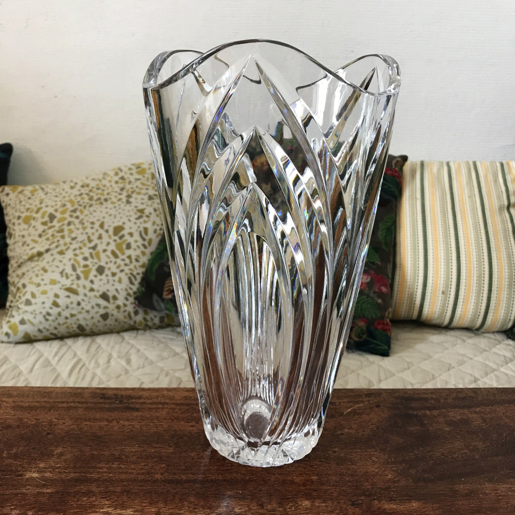 Grand vase en cristal taillé rebord trilobé hauteur 28 cm - Hello Broc