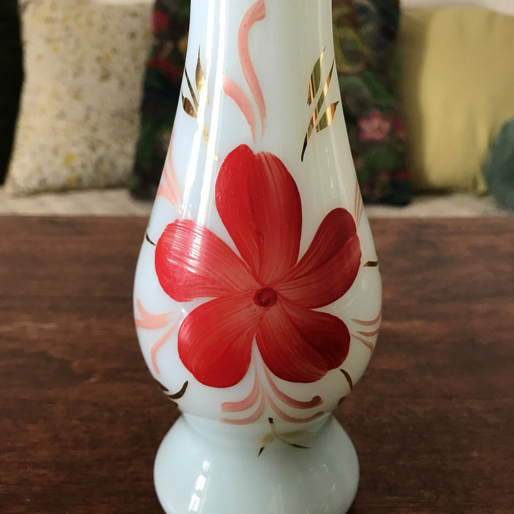 Soliflore en verre opalin blanc décor fleur rouge détails rose et doré par Hello Broc brocante en ligne