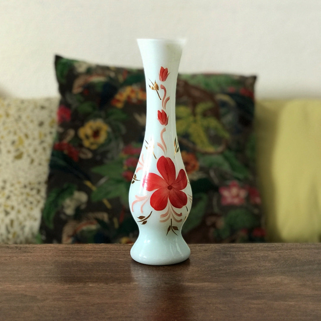 Soliflore en verre opalin blanc décor fleur rouge détails rose et doré par Hello Broc brocante en ligne