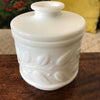 Boîte cylindrique vintage en verre opalin blanc - Hello Broc