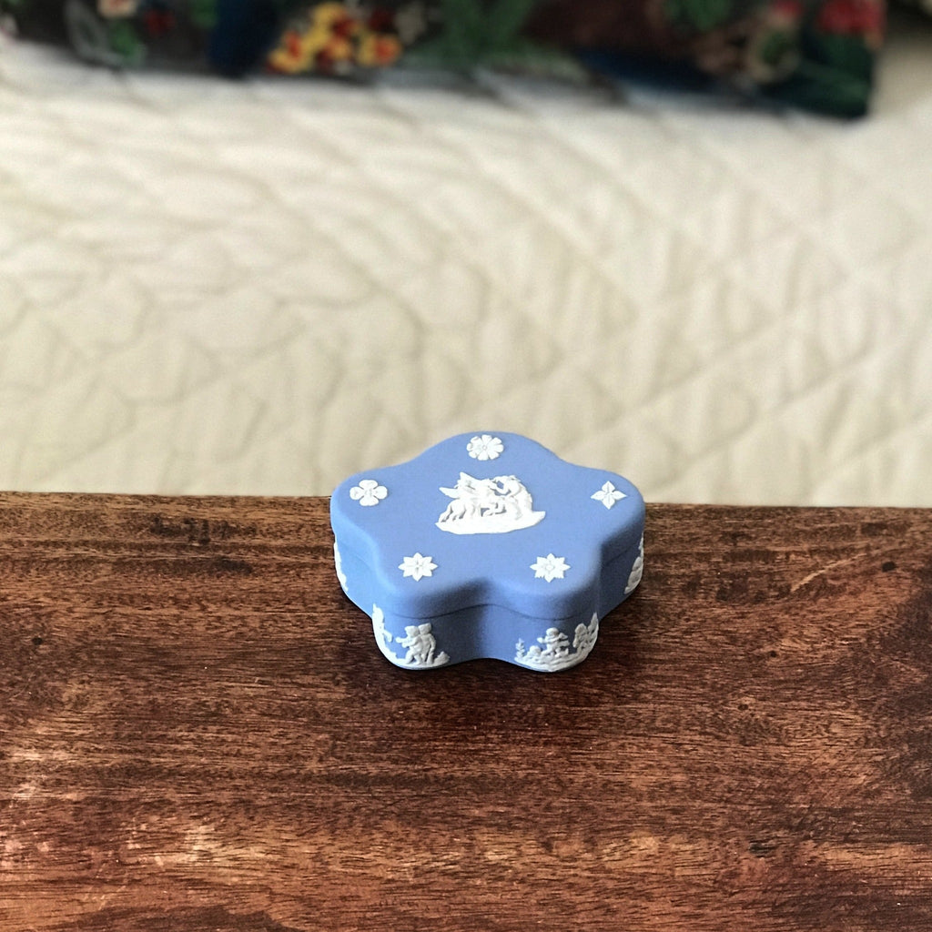 Petite boîte décorative bleu ciel Wedgwood par Hello Broc brocante en ligne