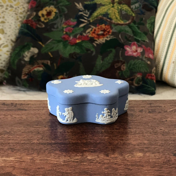 Petite boîte décorative bleu ciel Wedgwood par Hello Broc brocante en ligne