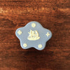Petite boîte décorative bleu ciel Wedgwood par Hello Broc brocante en ligne