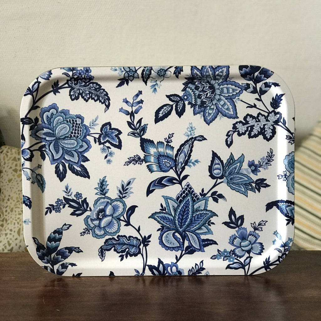 Grand plateau rectangulaire en fibre de verre décor grosses fleurs bleues - Hello Broc