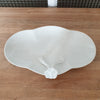 Serviteur ou mendiant trilobé anse fleur en relief en porcelaine blanche de Limoges France - Hello Broc