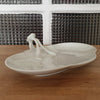 Serviteur ou mendiant trilobé anse fleur en relief en porcelaine blanche de Limoges France - Hello Broc