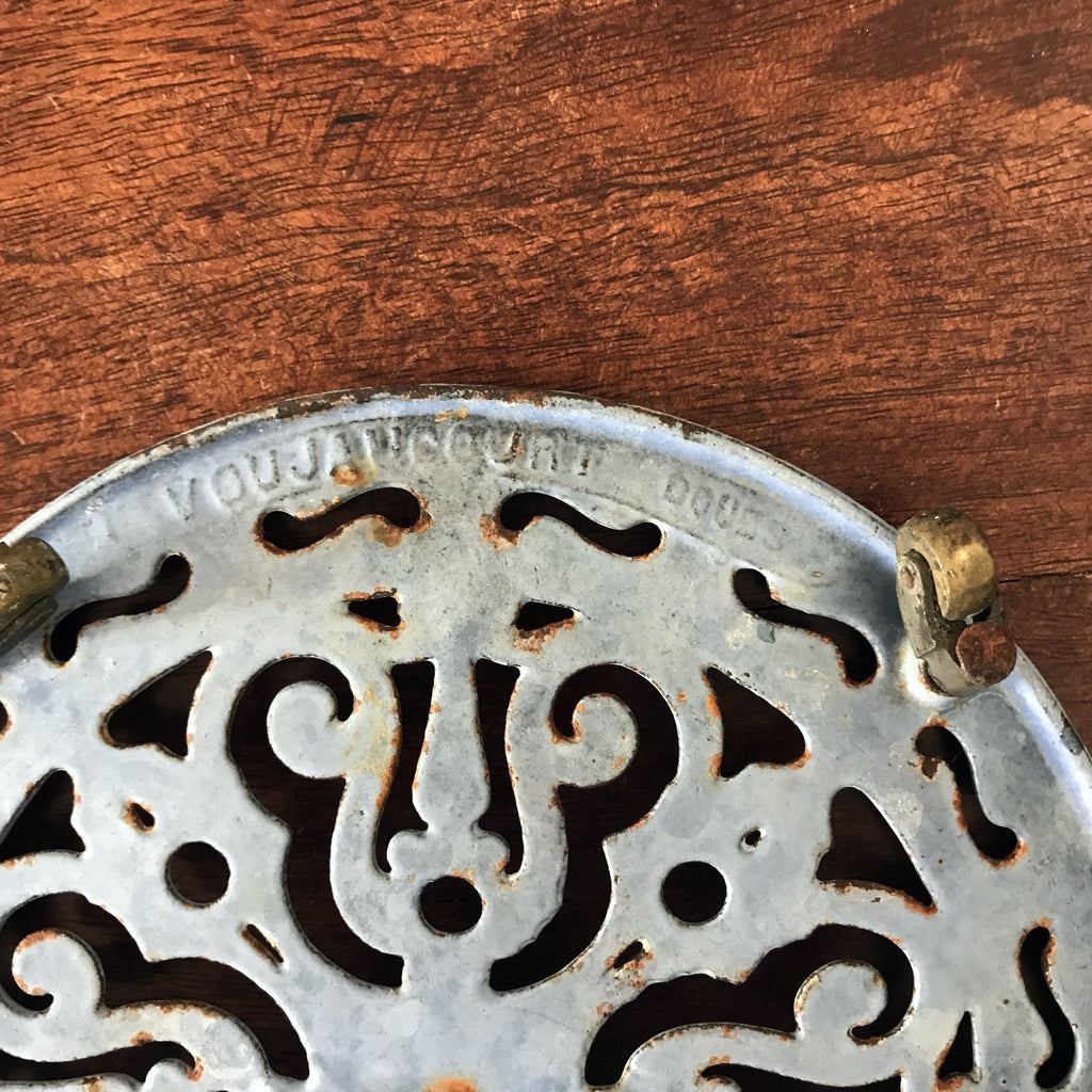 ANCIEN DESSOUS DE plat en fonte Decotec made in France EUR 26,00 ANCIEN DESSOUS DE plat en fonte Decotec made in France EUR 26,00