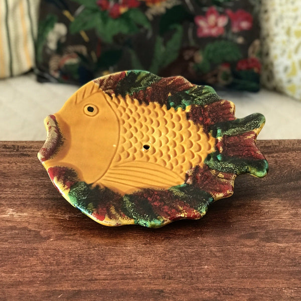 Dessous de plat zoomorphe en forme de poisson en céramique de Vallauris par Hello Broc brocante en ligne