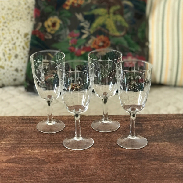 Lot de 3 ou 4 verres à vin sur pied en cristal gravé - Hello Broc