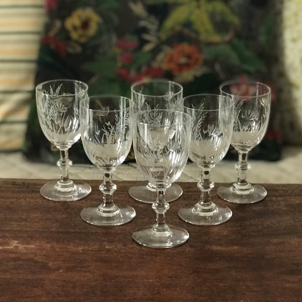 Lot de 6 verres anciens à vin cuit en cristal gravé - Hello Broc brocante en ligne