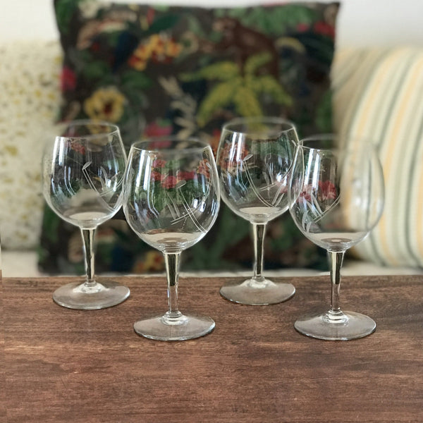 Lot de 4 verres ballon sur pied en cristal gravé décor années 80 par Hello Broc brocante en ligne