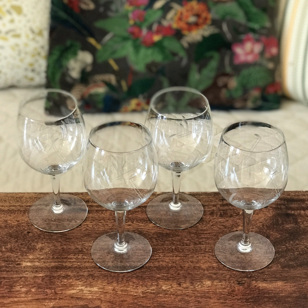 Lot de 4 verres ballon sur pied en cristal gravé décor années 80 par Hello Broc brocante en ligne