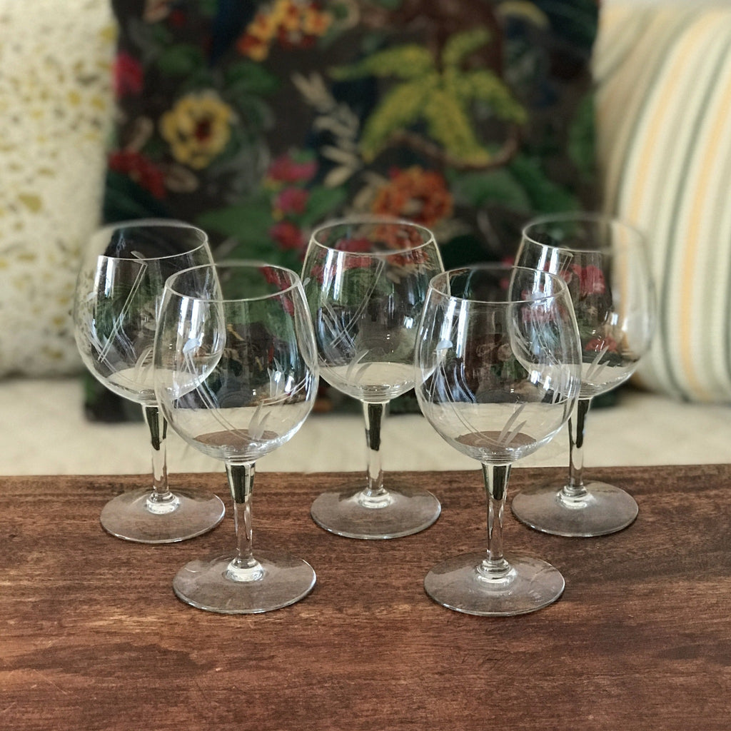 Lot de 5 verres ballon sur pied en cristal gravé décor années 80 par Hello Broc brocante en ligne