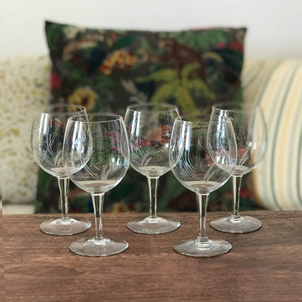Lot de 5 verres ballon sur pied en cristal gravé décor années 80 par Hello Broc brocante en ligne