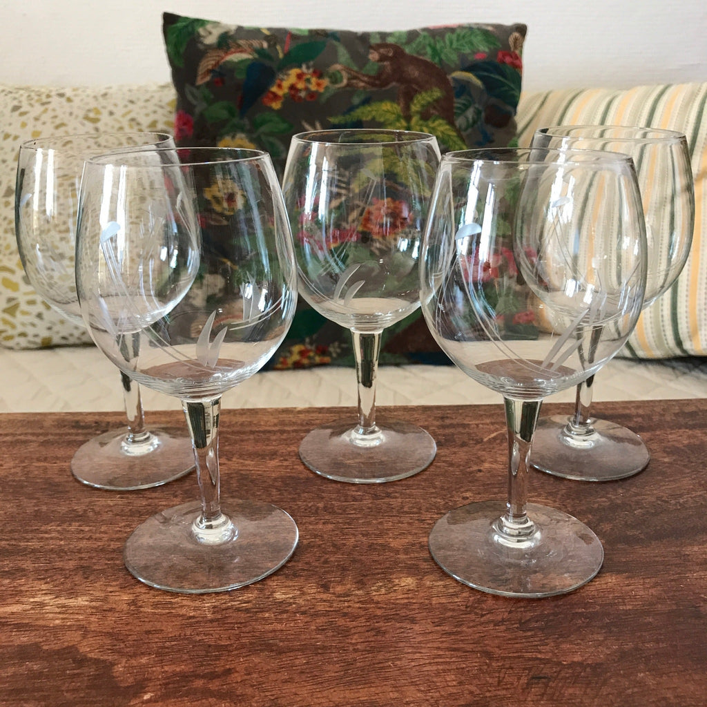 Lot de 5 verres ballon sur pied en cristal gravé décor années 80 par Hello Broc brocante en ligne