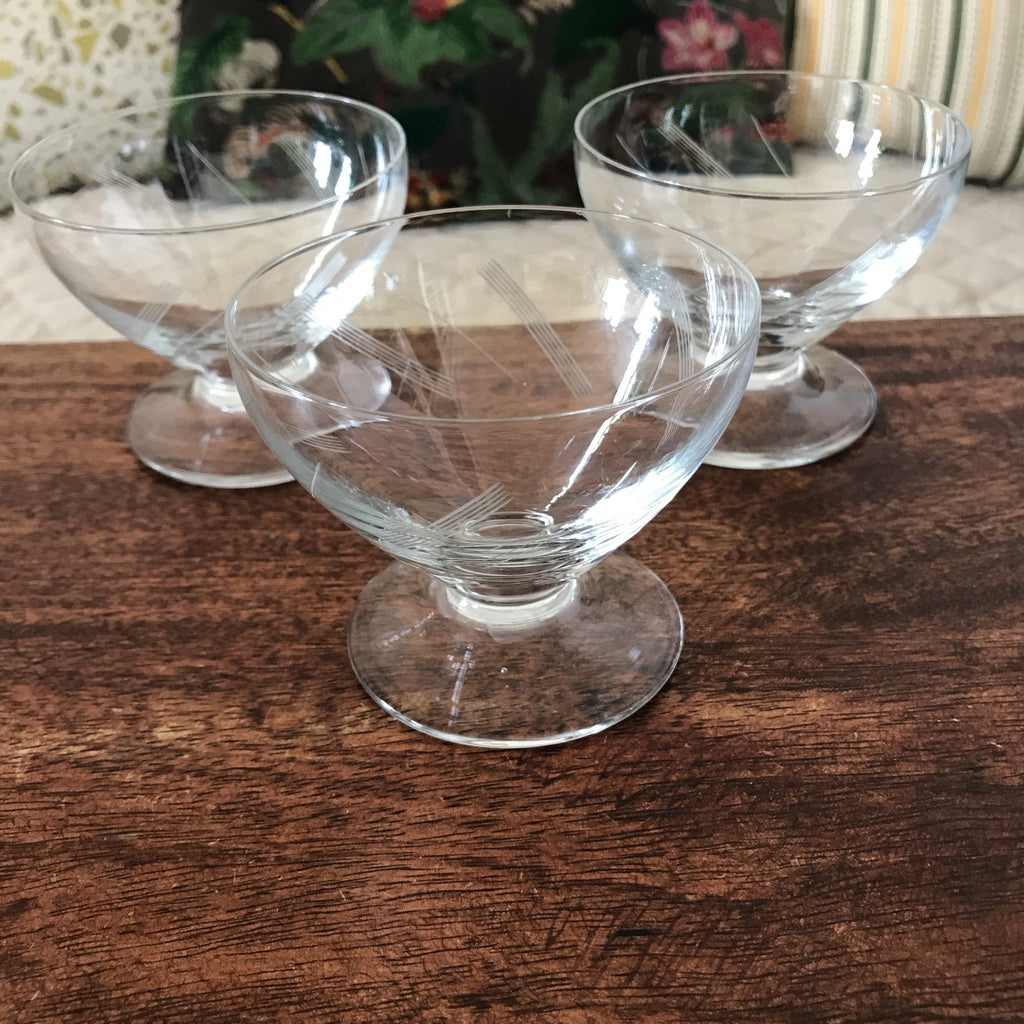 Lot de 3 coupes à champagne sur pied en cristal gravé années 60