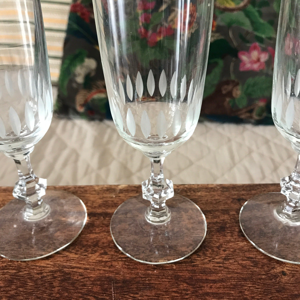 Lot de 3 flûtes à champagne en cristal décor bas corps ovales en verre brouillé par Hello Broc brocante en ligne