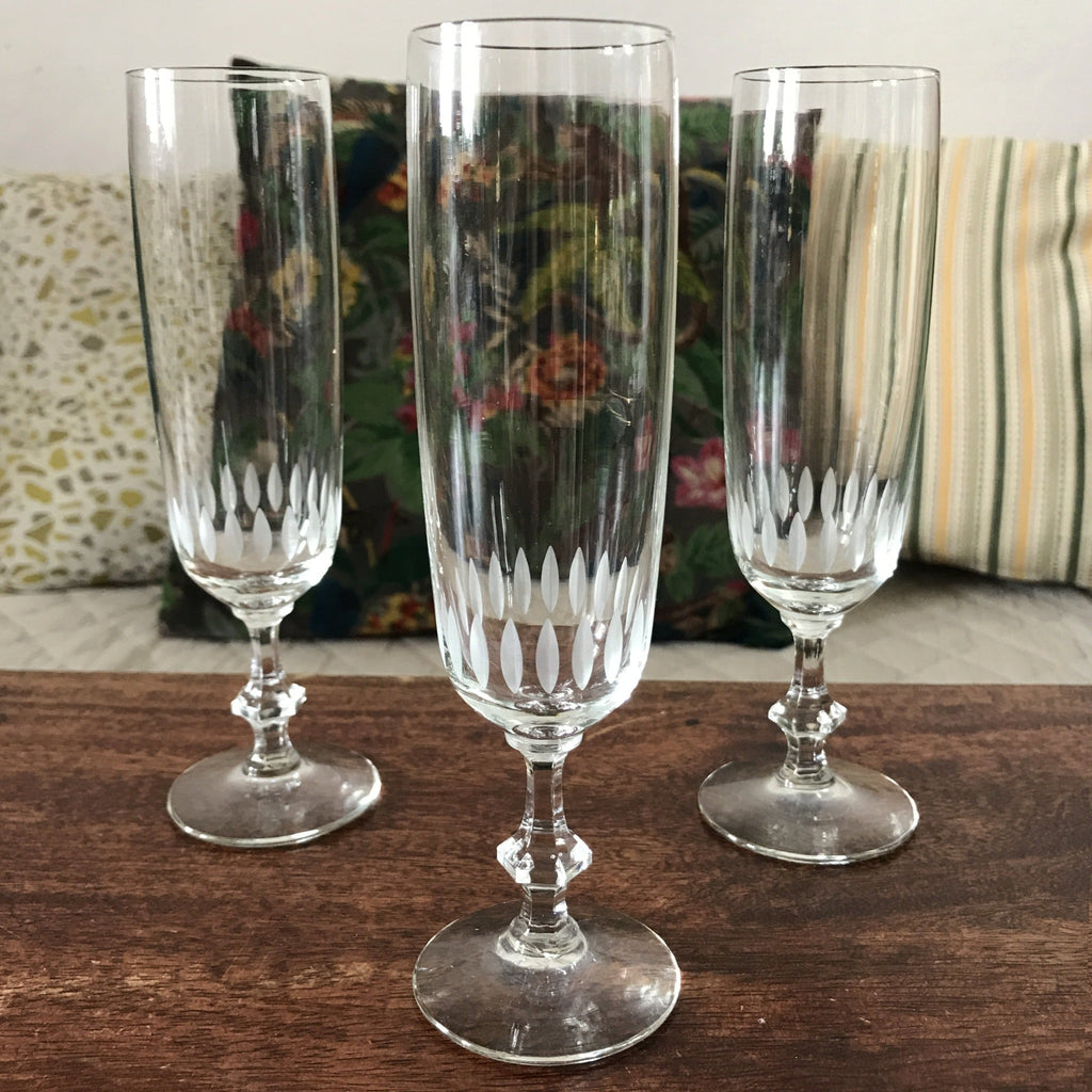 Lot de 3 flûtes à champagne en cristal décor bas corps ovales en verre brouillé par Hello Broc brocante en ligne