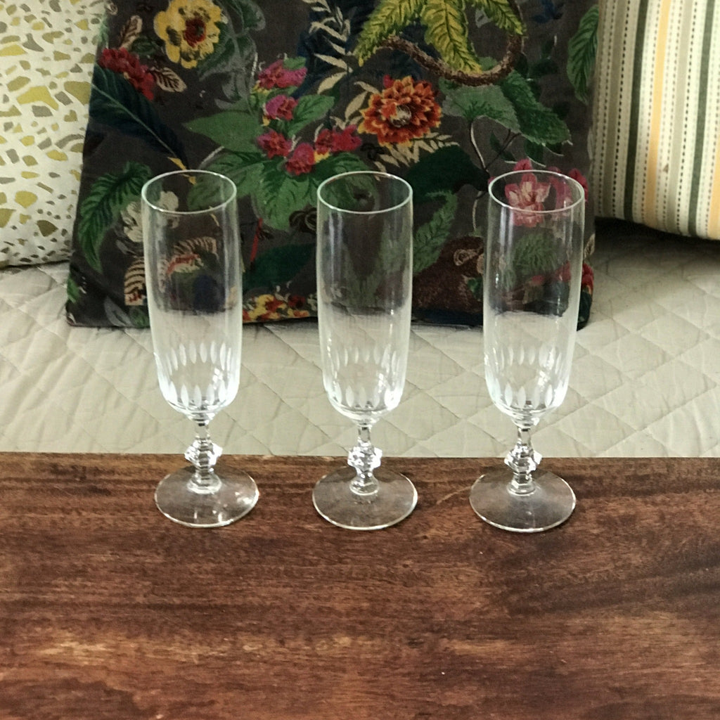 Lot de 3 flûtes à champagne en cristal décor bas corps ovales en verre brouillé par Hello Broc brocante en ligne
