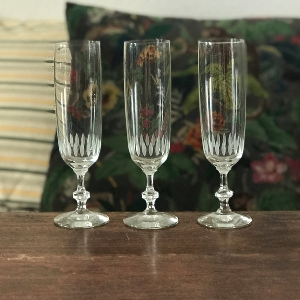 Lot de 3 flûtes à champagne en cristal décor bas corps ovales en verre brouillé par Hello Broc brocante en ligne