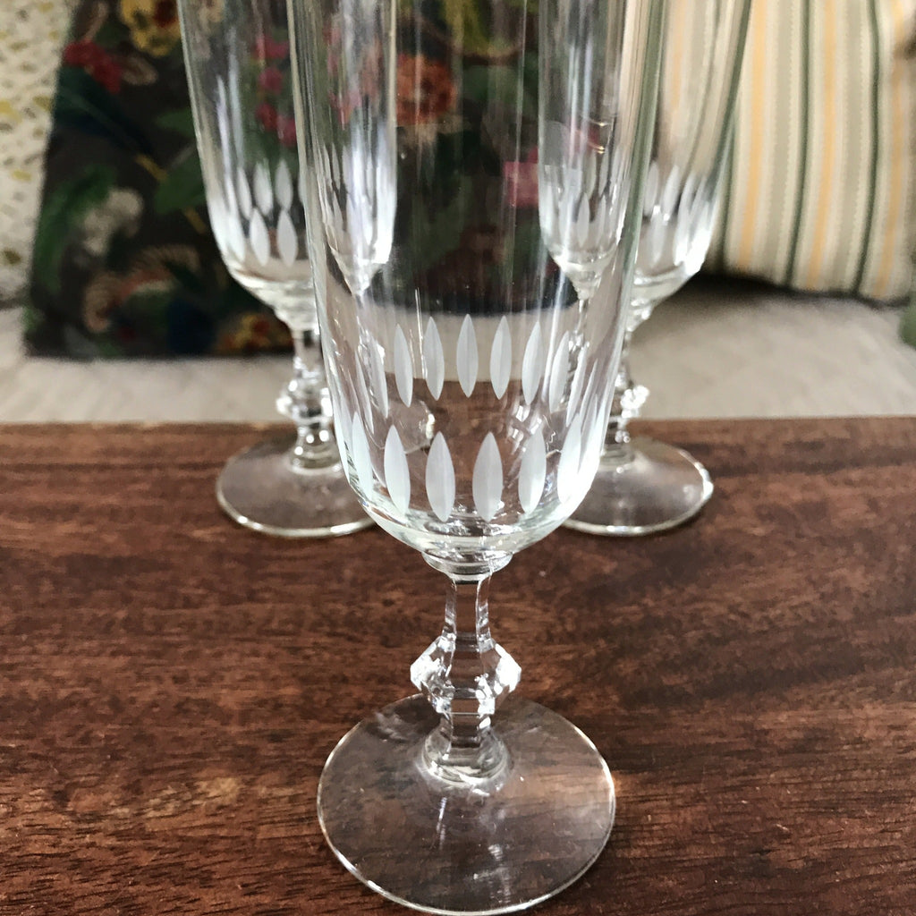 Lot de 3 flûtes à champagne en cristal décor bas corps ovales en verre brouillé par Hello Broc brocante en ligne