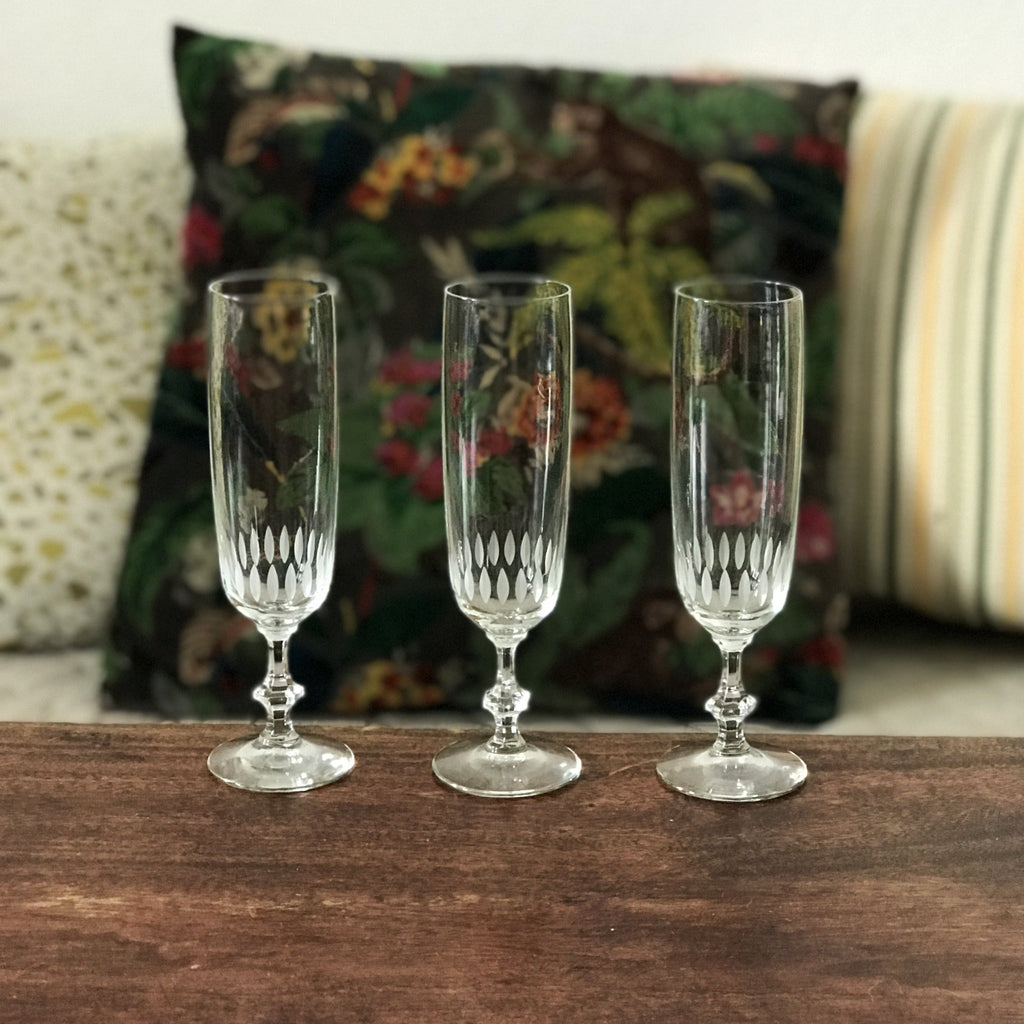 Lot de 3 flûtes à champagne en cristal décor bas corps ovales en verre brouillé par Hello Broc brocante en ligne