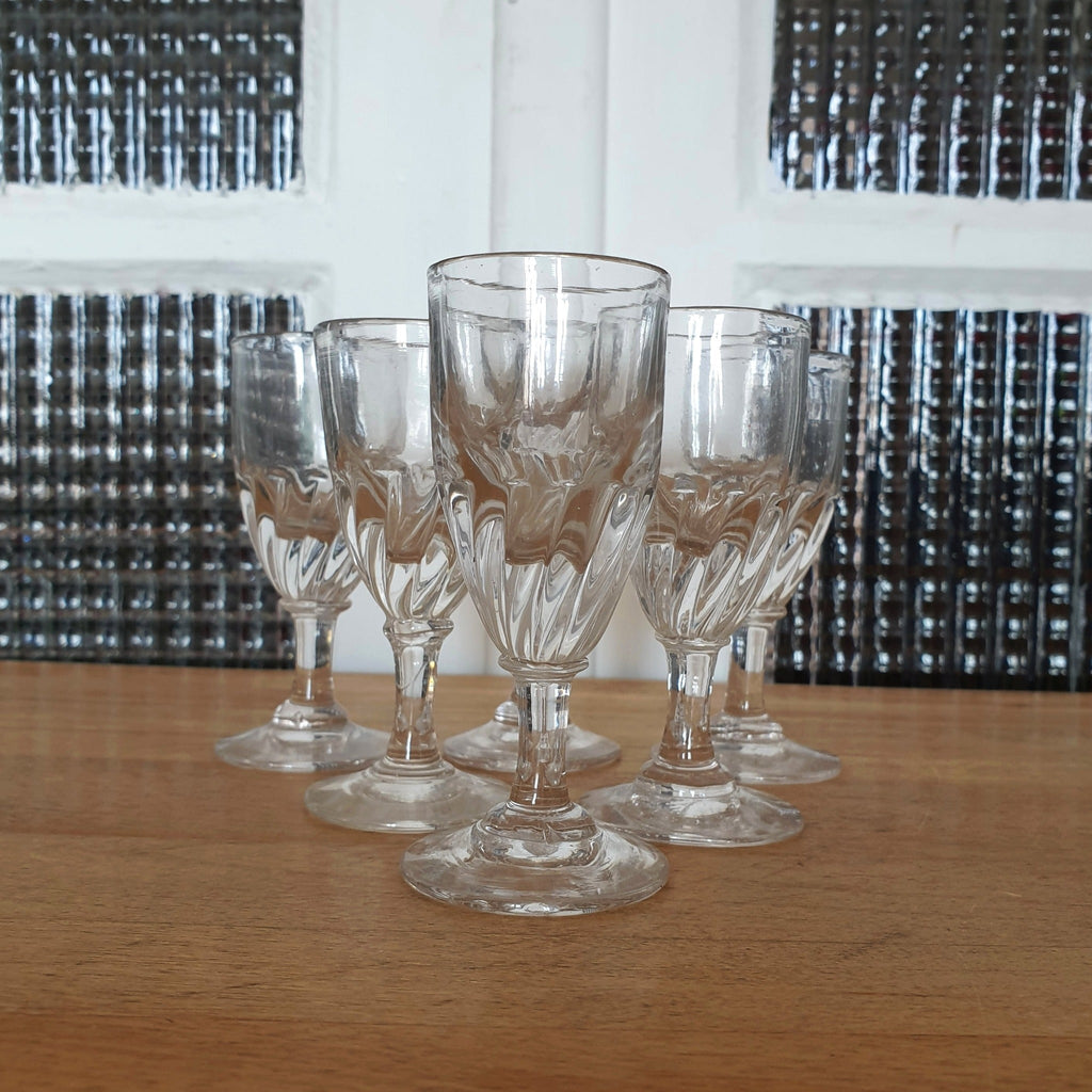 Lot de 6 petits verres anciens sur pied en verre soufflé forme