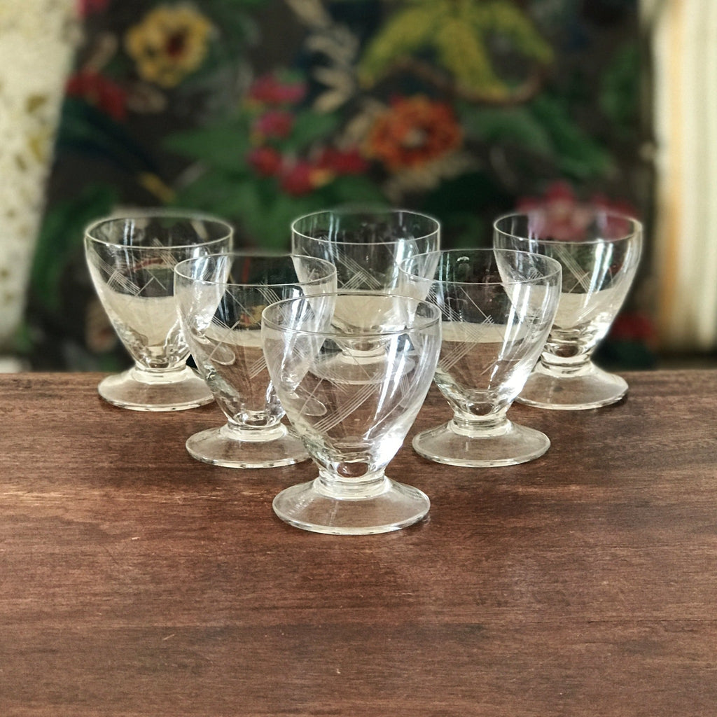 Lot de 6 verres à digestif en cristal moulé et gravé années 60