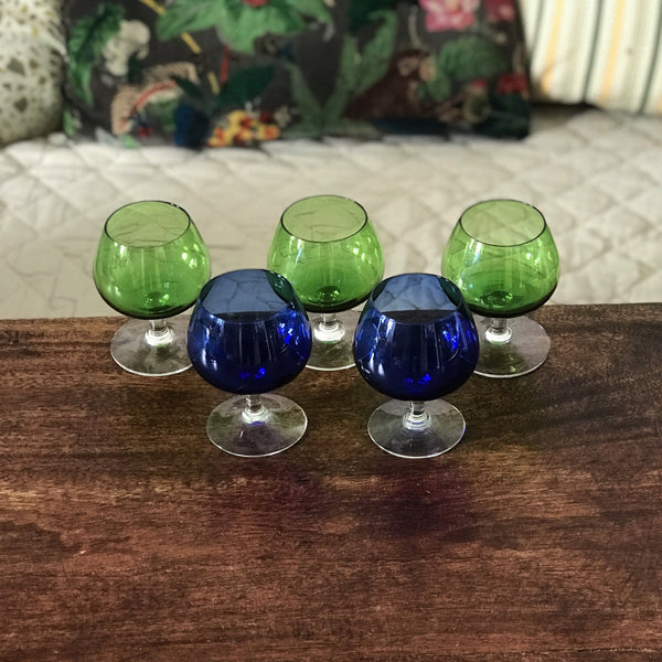Lot de 5 verres ballons à cognac en verre moulé vert et bleu - Hello Broc