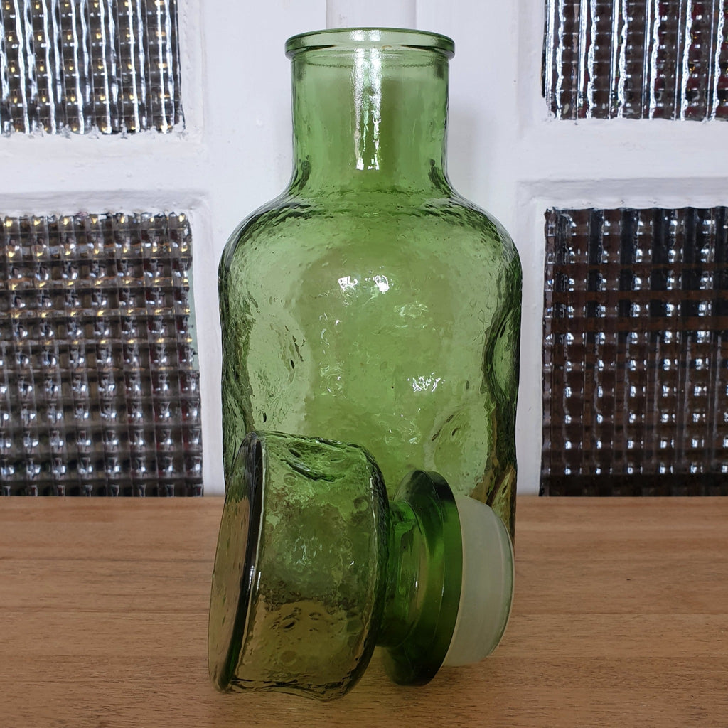 Carafe avec bouchon d'origine en verre moulé vert années 70 - 2 en stock - Hello Broc