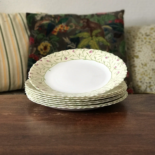 Lot de 8 assiettes plates Luminarc verre opalin blanc décor fleurs mauves fond jaune par Hello Broc brocante en ligne