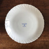 Lot de 8 assiettes plates Luminarc verre opalin blanc décor fleurs mauves fond jaune par Hello Broc brocante en ligne