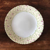 Lot de 8 assiettes plates Luminarc verre opalin blanc décor fleurs mauves fond jaune par Hello Broc brocante en ligne