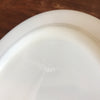 Plat de service ovale Arcopal vintage en verre opalin blanc décor rose rose années 70 / 80 par Hello Broc brocante en ligne