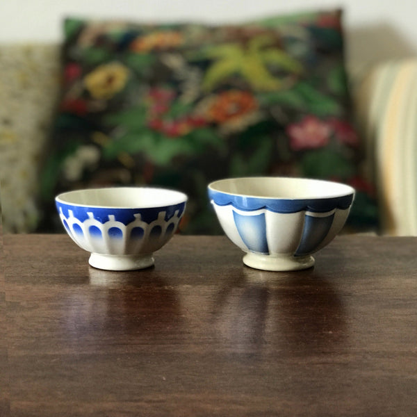 Paire de petits bols anciens en céramique blanche et bleue - Hello Broc
