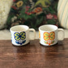 Paire de tasses en céramique mouchetée et décor à grosses fleurs années 70 par Hello Broc brocante en ligne