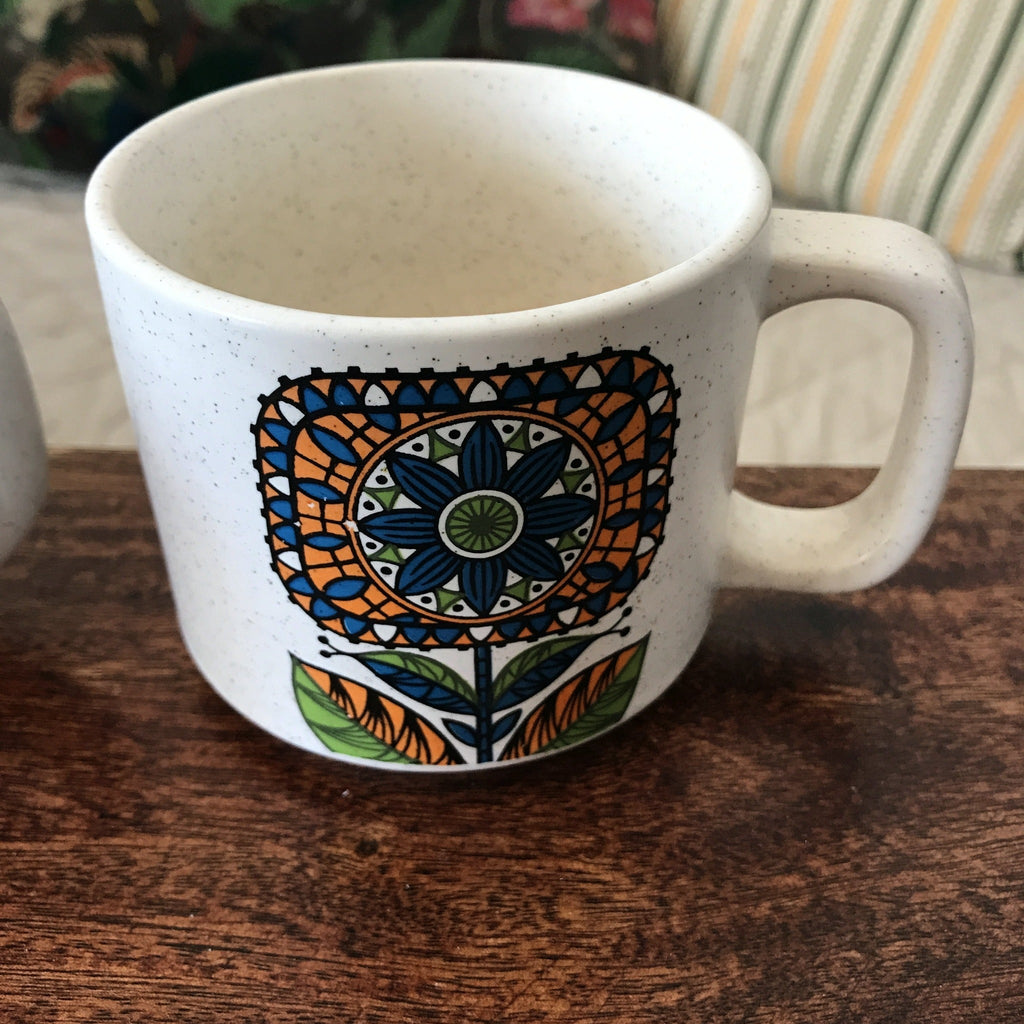 Paire de tasses en céramique mouchetée et décor à grosses fleurs maya années 70 par Hello Broc brocante en ligne