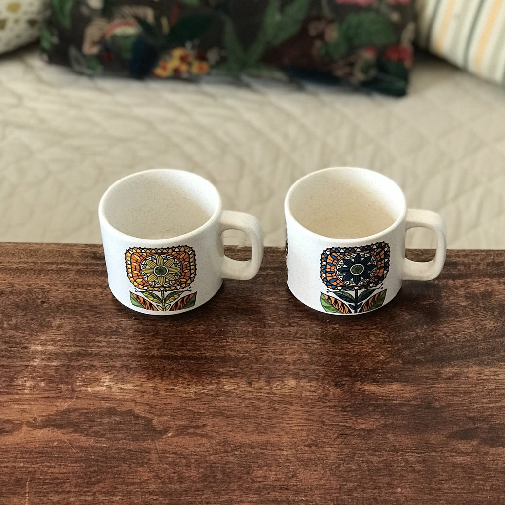 Paire de tasses en céramique mouchetée et décor à grosses fleurs maya années 70 par Hello Broc brocante en ligne